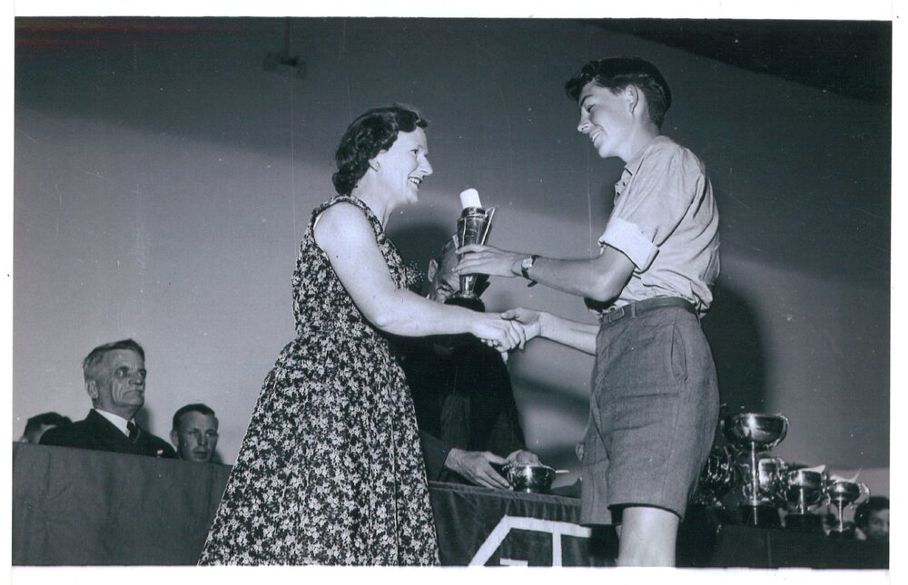 Iris Bowyer presenting cup to Gary Fowler, Te Puke