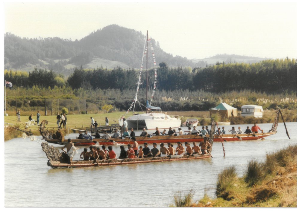 The arrival of the Takatimu and Te Awanui waka on the Uretara River