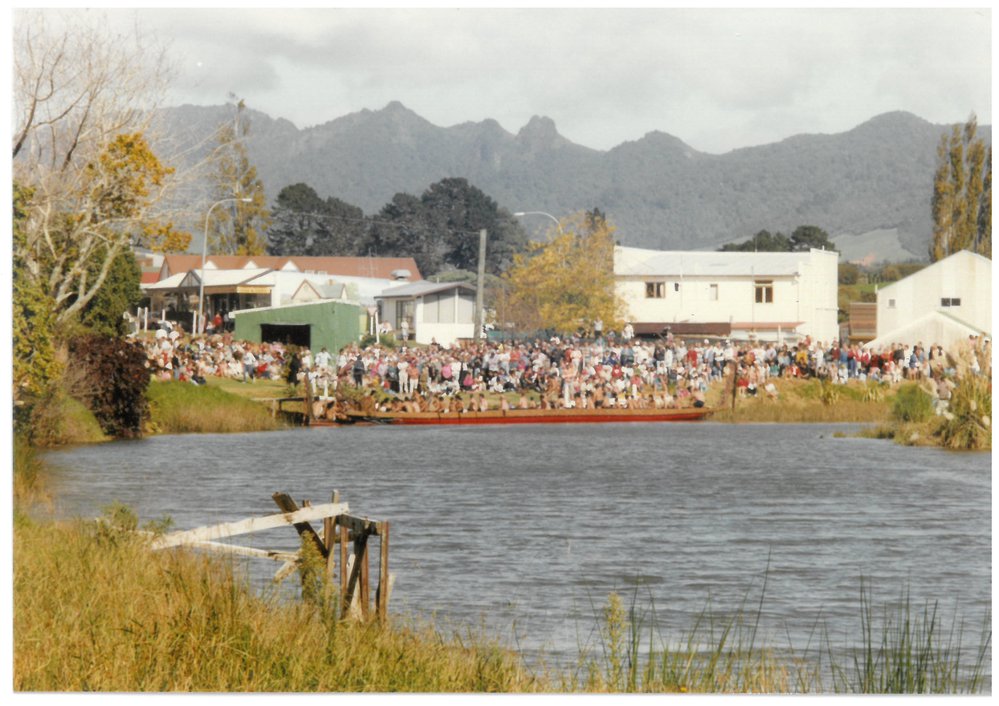 The arrival of the waka on the Uretara River