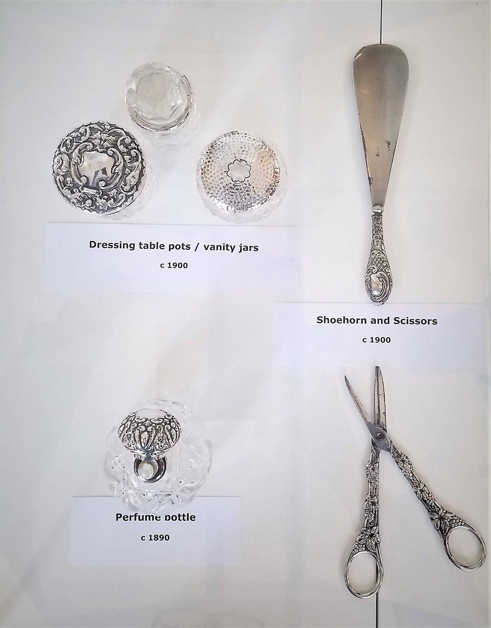 Dressing table accessories