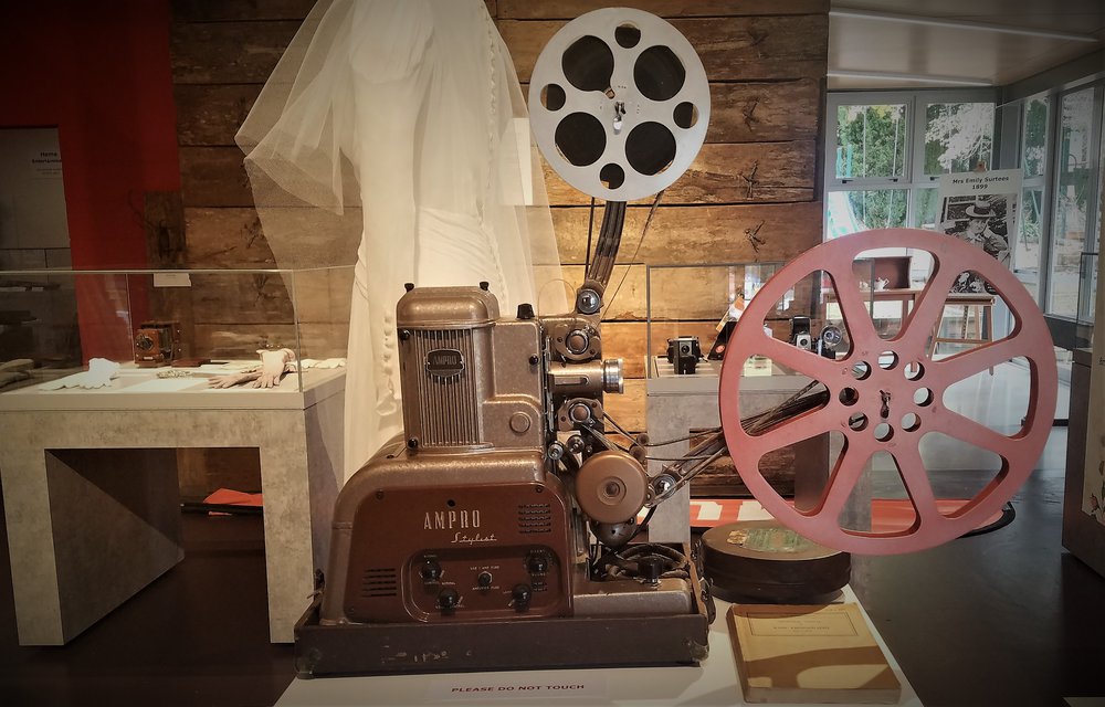 AMPRO Stylist Sound Motion Projector