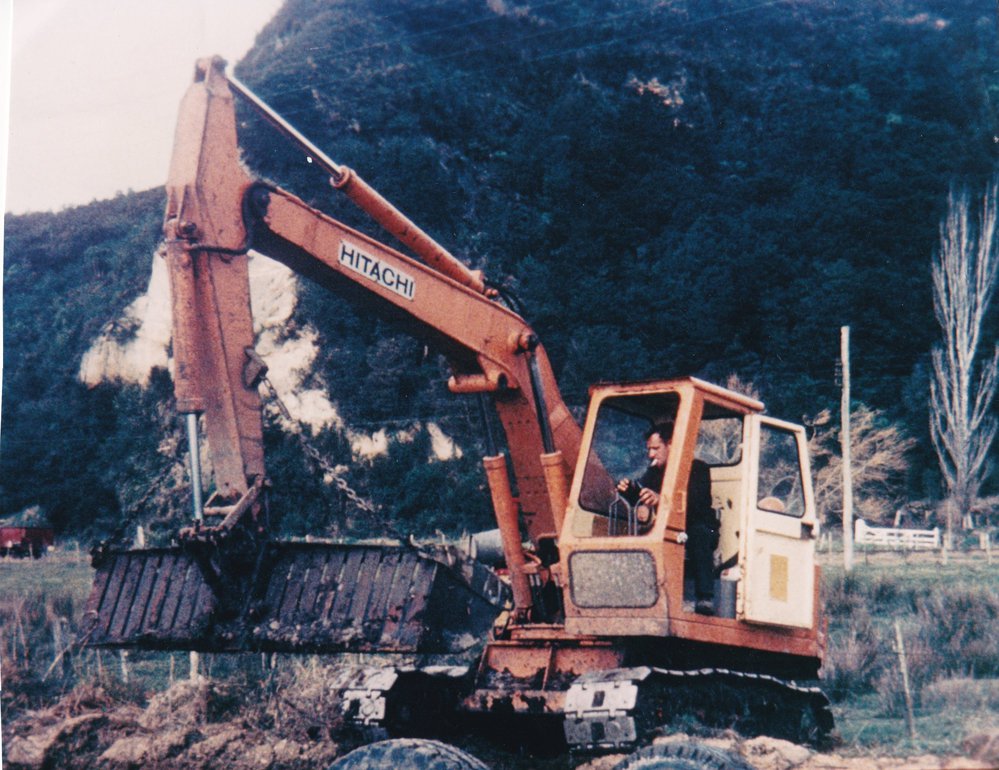 Fully hydraulic Hitachi digger - the first in New Zealand