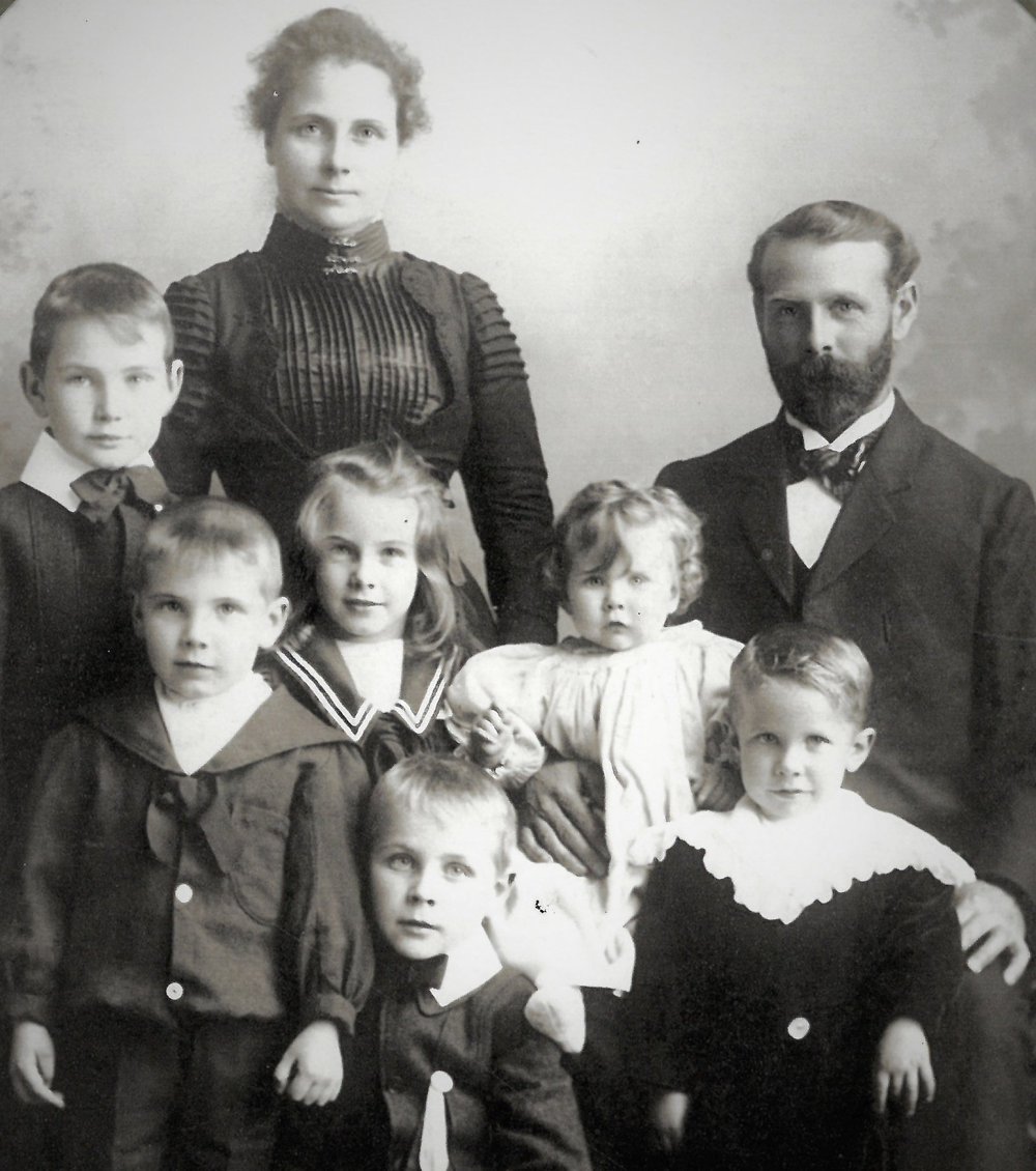 The family of Walter and Amy Wright c1901
