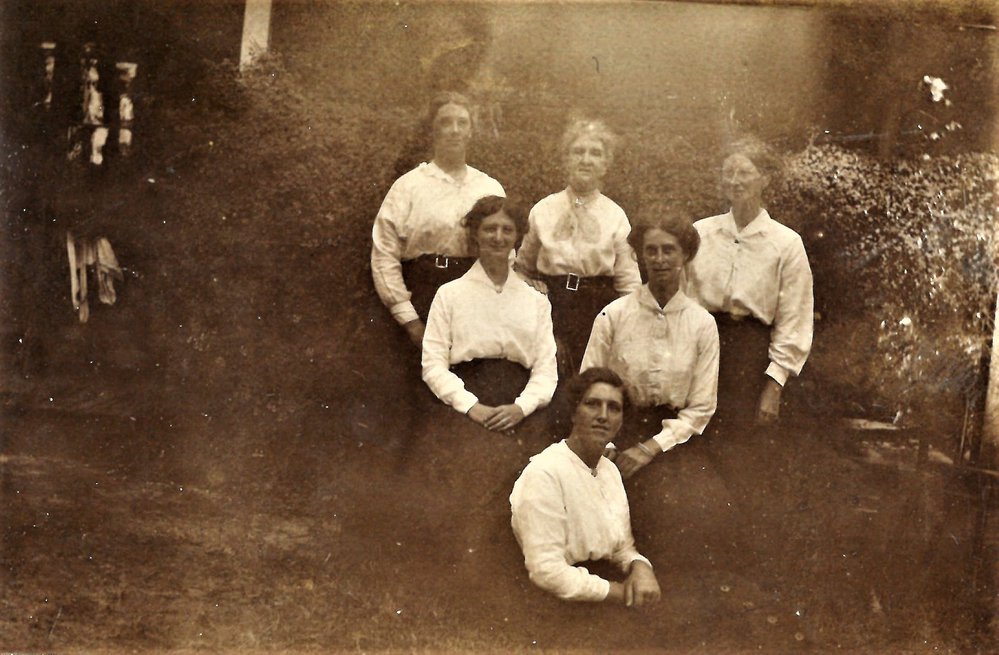 The Hunter girls, Katikati