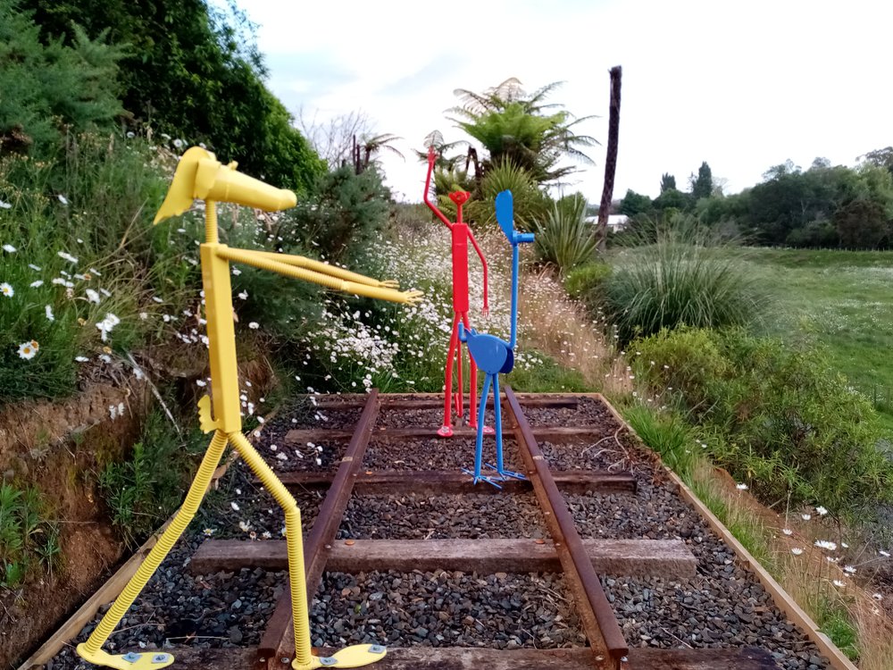 Steel figures at Katikati