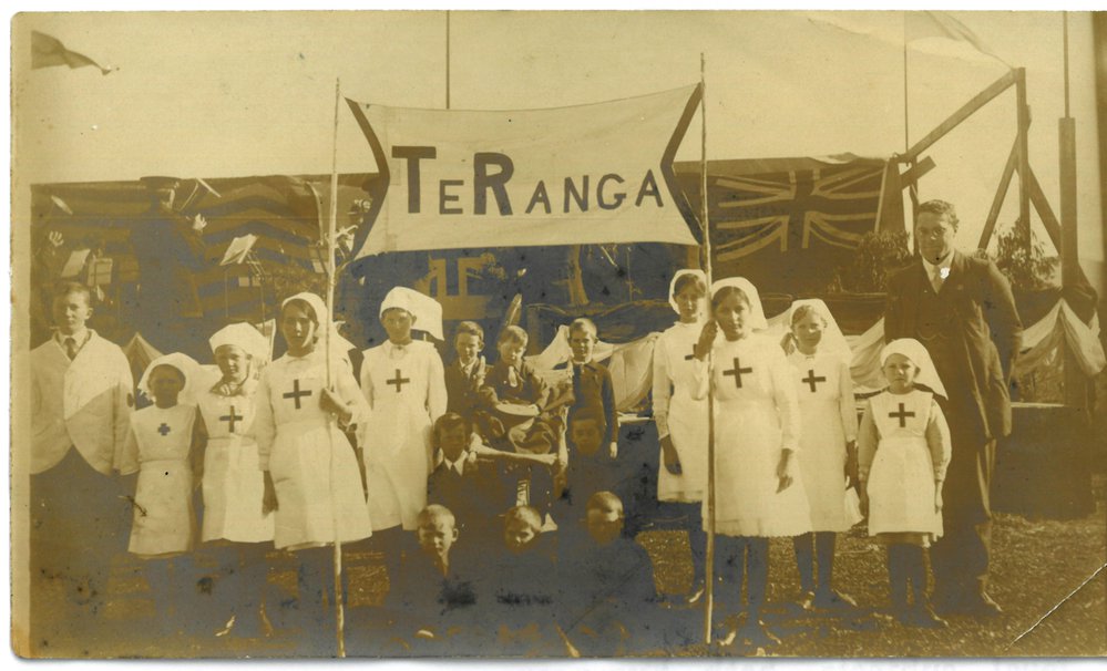 Te Ranga School pupils at the Queen Carnival in Te Puke, 1918