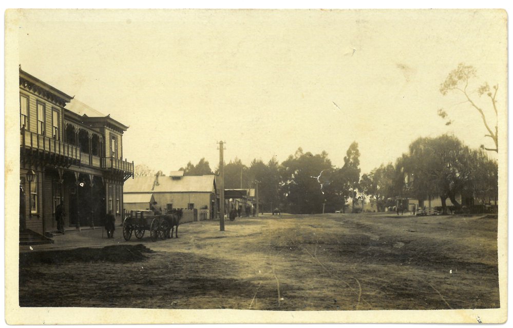 A side view of Te Puke Hotel on the Main Road c1908