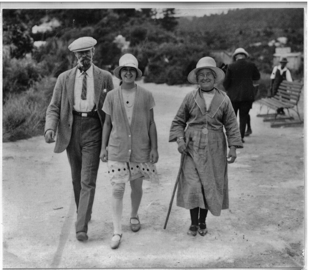 Thomas, Annie and Sarah Tanner at Whakarewarewa