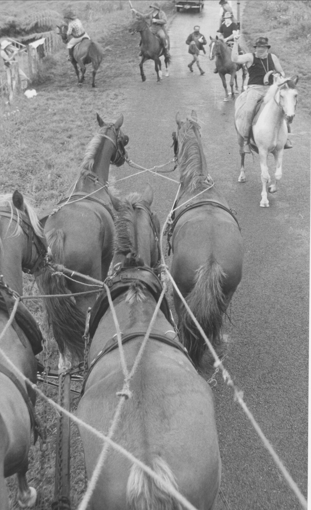 The mail stagecoach being ambushed!