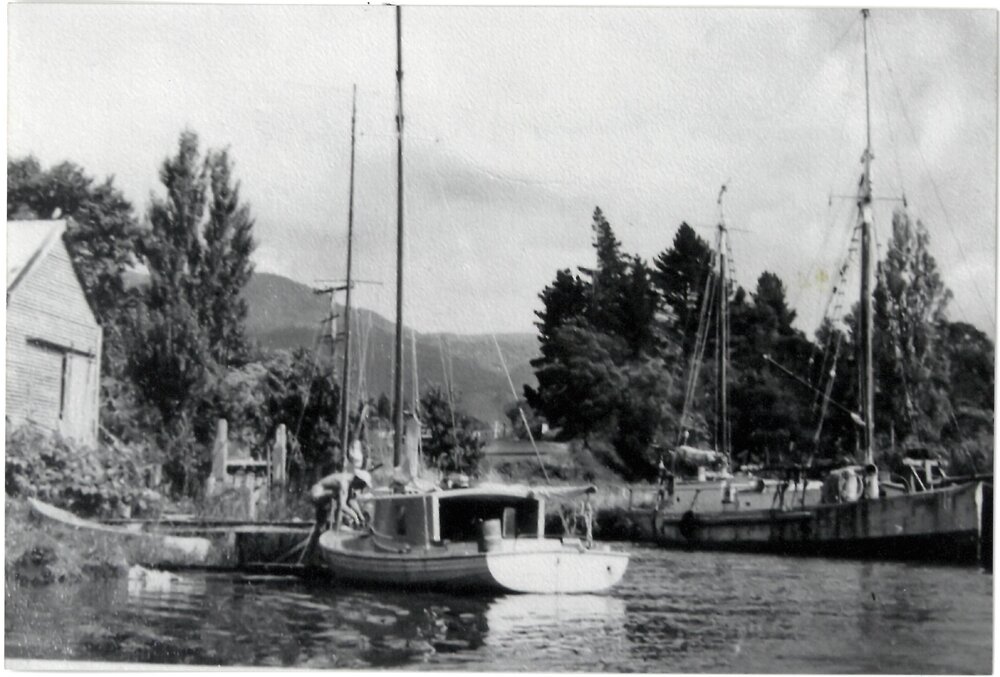 The ketch Clifton on the Uretara River, Katikati