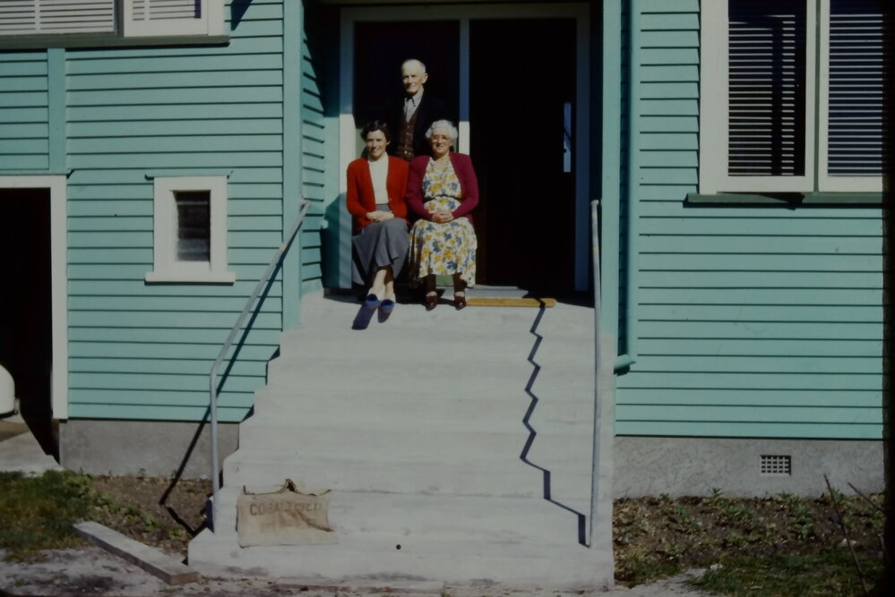 Lindsay and Alma Bent with Muriel Bent at Ōmokoroa