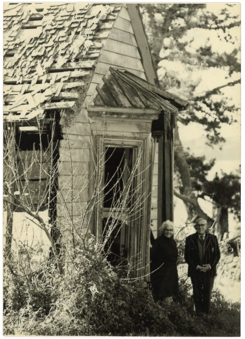Mrs. Frank Smith (nee Gray) and Trevor Rowley Stewart in front of Athenree Homestead