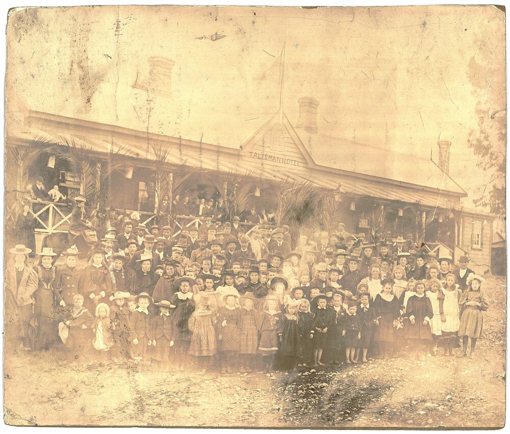 Settlers outside Talisman Hotel