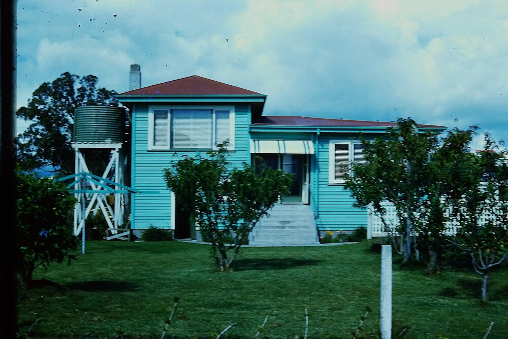 Bent family home and back yard at Ōmokoroa