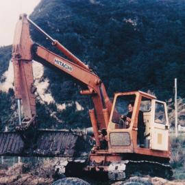 Fully hydraulic Hitachi digger - the first in New Zealand
