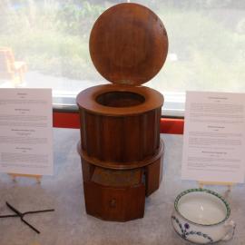 A wooden toilet and chamber pot.
