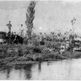 Flax workers along the Waiari River