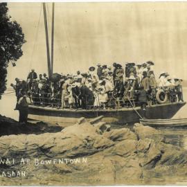 The "Manuwai" arriving at Bowentown