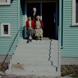 Lindsay and Alma Bent with Muriel Bent at Ōmokoroa