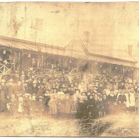 Settlers outside Talisman Hotel