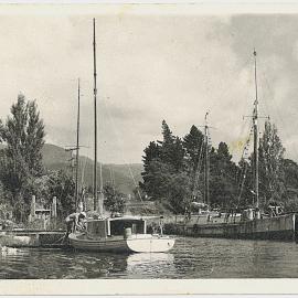 A scow on the Uretara