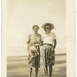 Myrtle Evans with daughter Pat at Ohope Beach