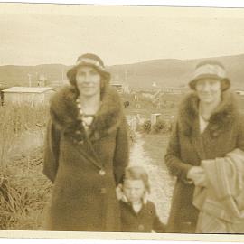 Pat Whiteman with Myrtle Evans at Ohinepanea