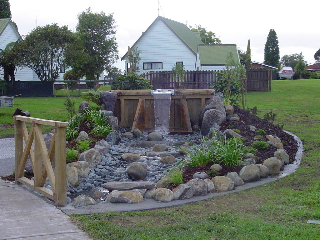 The construction of the Kauri Dam in Diggelmann park