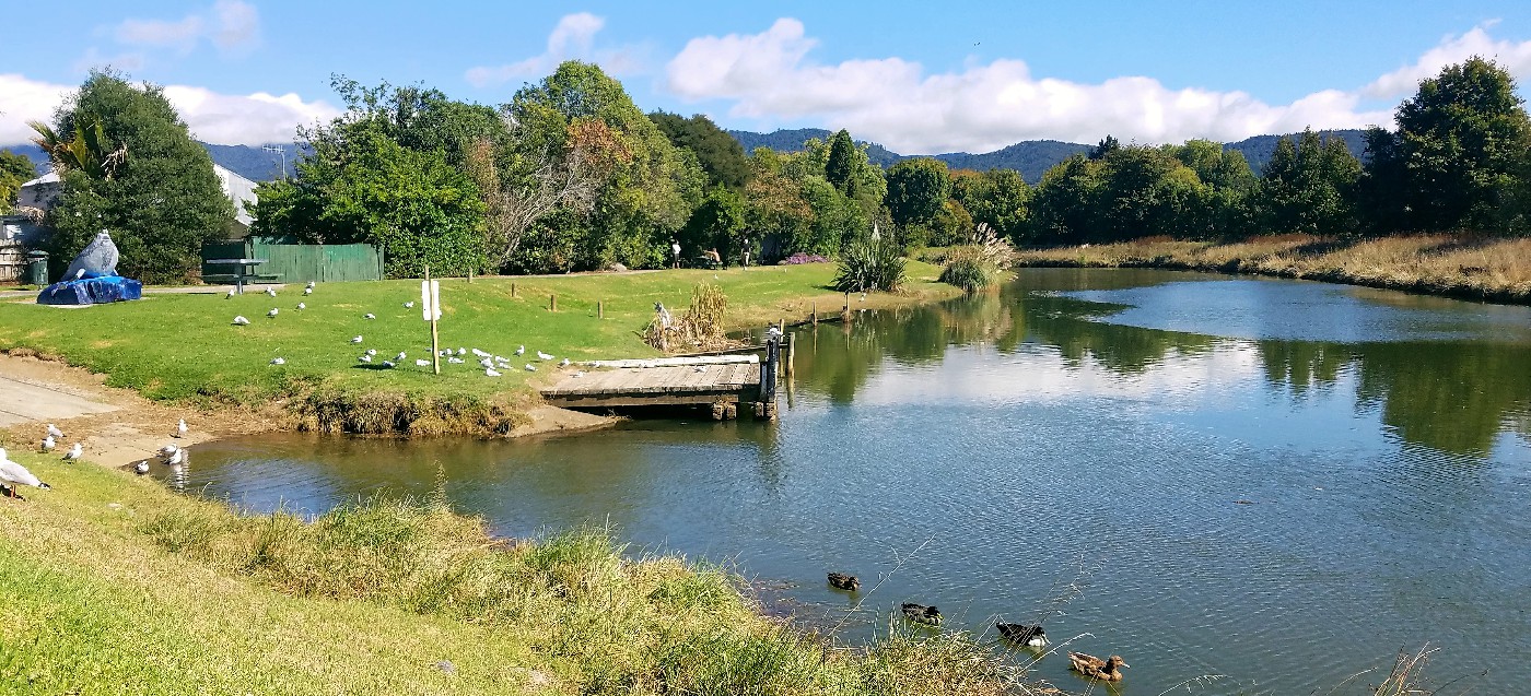 Looking at the Uretara River with the Katikati Landing on the left, and the statue of Humphrey the seal.